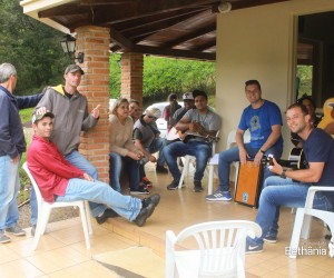 Famílias visitam os filhos, no Recanto Guarapuava