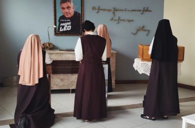 Irmãs Carmelitas Mensageiras visitam o Memorial Padre Léo e rezam junto ao túmulo do Servo de Deus