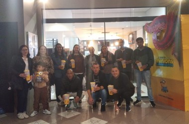 Filhos da Comunidade Bethânia vivenciam momento de lazer e socialização em cinema de Brusque