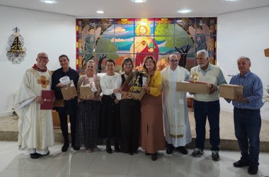 Colégio São Luiz entrega a Bethânia objetos que pertenceram ao Servo de Deus Padre Léo