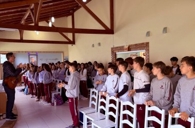 Alunos do Colégio São Luiz visitam a Comunidade Bethânia 
