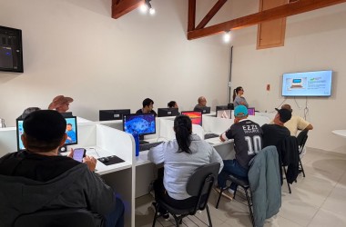 Curso de informática amplia oportunidades de reinserção social para acolhidos da Comunidade Bethânia