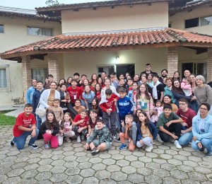 Crianças e adolescentes coroinhas da Paróquia Santo Antônio de Itapema participaram Retiro em Bethânia