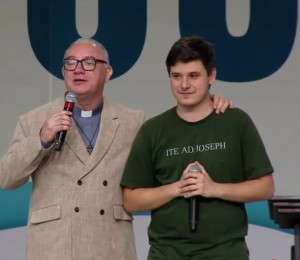 Joaquim de José emociona com pregação sobre o sim que transforma a juventude
