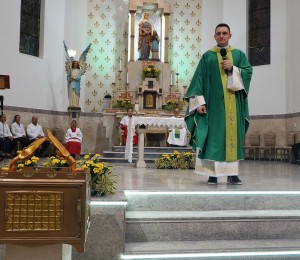 Padre Elinton Costa, bth preside Missa do Cerco de Jericó, em São Paulo
