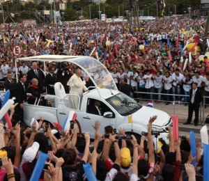 Papa se despede do Paraguai com um vibrante discurso aos jovens