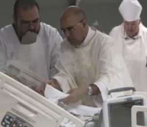 Seminarista enfermo é ordenado padre em leito de hospital