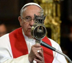Sangue de São Januário se liquefaz nas mãos do Papa Francisco