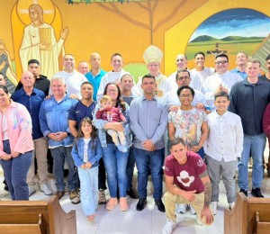 Dom Amilton visita Casa Nazaré e celebra com a Comunidade Bethânia em Curitiba