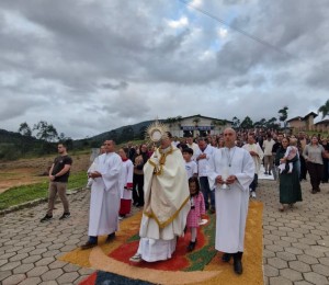 Corpus Christi reúne dezenas de fiéis na Comunidade Bethânia, em São João Batista
