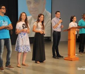 Primeiros momentos do encontro Na Trilha da Cura envolvem os fiéis