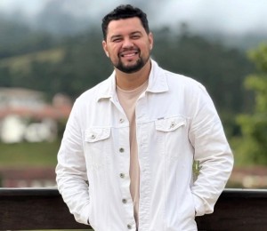 Cantor grava clipe sobre o Caminho do Louvor e destaca o Ramal Padre Léo em São João Batista