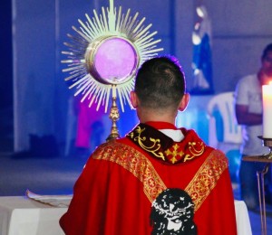Adoradores da Madrugada é marcado por vigília e orações