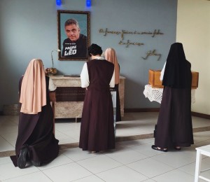 Irmãs Carmelitas Mensageiras visitam o Memorial Padre Léo e rezam junto ao túmulo do Servo de Deus