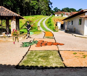 Tapetes de Corpus Christi são atração nos Recantos da Comunidade Bethânia.