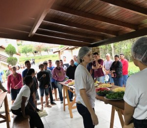 Filhos de Bethânia montam própria pizza em atividade realizada no recanto São João Batista