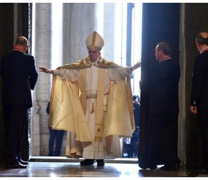 Papa Francisco abre Porta Santa e dá início ao Ano da Misericórdia