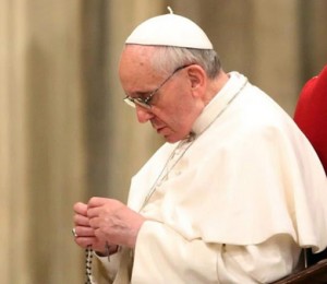 Em junho, Francisco reza por refugiados e vocação religiosa