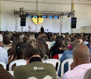 Mais de mil fiéis participam do Kairós Clamando por Curas