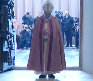 Papa abre Porta Santa na Basílica de São João de Latrão
