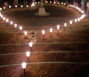 Filhos de Cianorte montam rosário à luz de velas