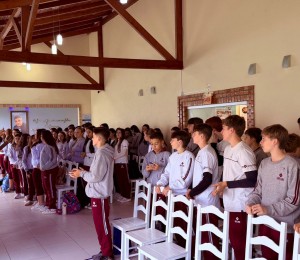 Alunos do Colégio São Luiz visitam a Comunidade Bethânia 