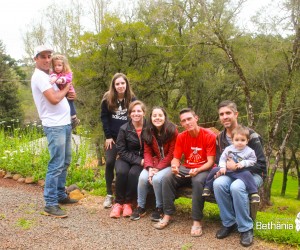 Famílias visitam os filhos, no Recanto Guarapuava
