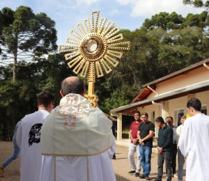 Comunidade Bethânia em Curitiba recebe visita do bispo auxiliar