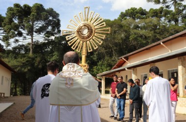 Comunidade Bethânia em Curitiba recebe visita do bispo auxiliar
