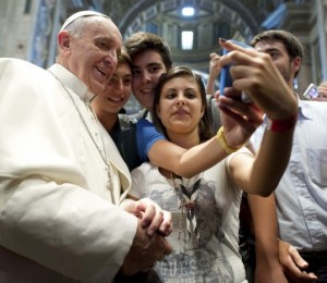Papa supera 23 milhões de seguidores do twitter