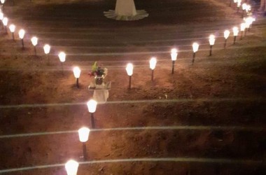 Filhos de Cianorte montam rosário à luz de velas