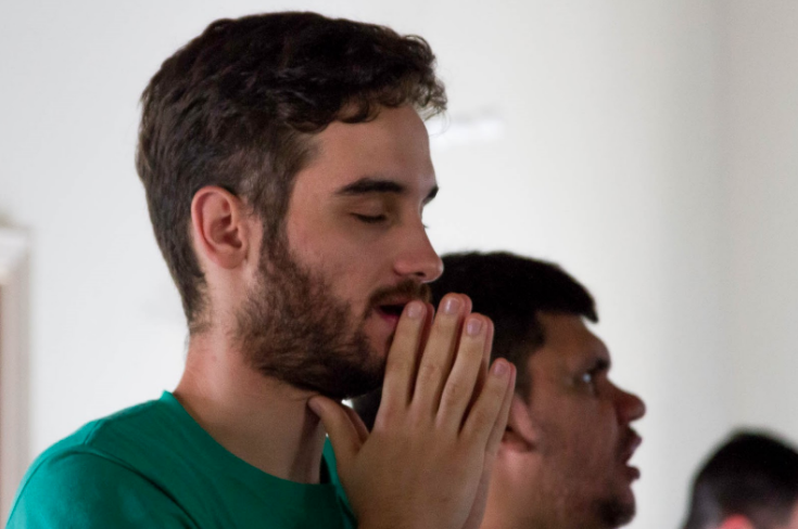 Como Bethânia auxilia no processo de recuperação de um dependente químico?